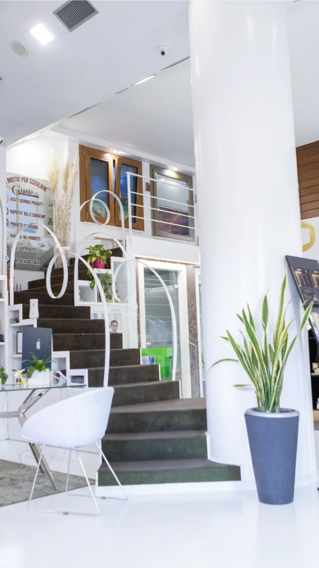 Interno dello showroom Giame a Cosenza con esposizione di infissi e porte Drutex su due livelli, area accoglienza clienti e materiali espositivi